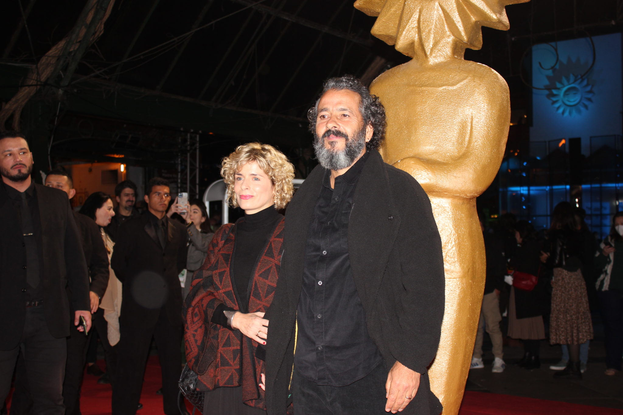 Marcos Palmeira e sua esposa no tapete vermelho do 50º Festival de Cinema de Gramado